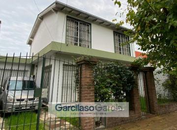Casa · 144m² · 4 Ambientes · 1 Cochera · Casa en Venta en Castelar, Morón, G. B. a. Zona Oeste