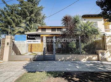 Casa · 242m² · 4 Ambientes · 1 Cochera · Venta Casa 4 Ambientes con Parque y Piscina en Haedo.