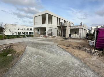 Casa · 253m² · 4 Ambientes · 2 Cocheras · Casa a Estrenar 5 Ambientes con Piscina 253 m² Cub - Rumenco Joven