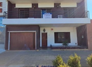 Casa · 200m² · 6 Ambientes · 1 Cochera · Casa en