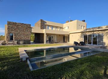 Casa · 264m² · 5 Ambientes · 4 Cocheras · Casa Moderna y Luminosa de Tres Dorm., Casi a Estrenar en El Solar de Victoria