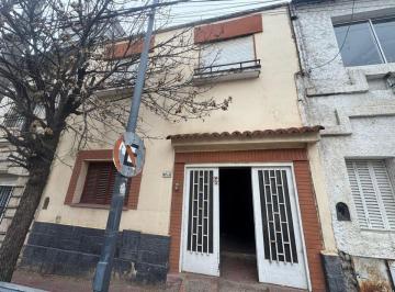 Casa · 97m² · 7 Ambientes · 1 Cochera · Venta Casa 3 Dorm. a Reciclar. B° Alberdi.