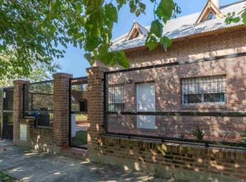 Casa · 233m² · 5 Ambientes · 1 Cochera · Venta - Casa Fisherton Tres Dorm. y Cochera