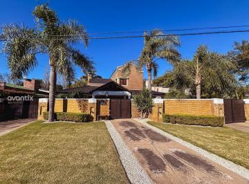 Casa · 415m² · 6 Ambientes · 1 Cochera · Propiedad de Categoría en B. Álamos del Aero Club