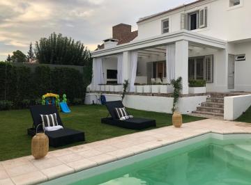 Casa de 3 ambientes, Neuquén · Casa Gerencial Alquiler - Venta