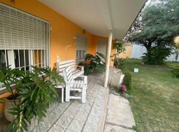 Casa · 256m² · 6 Ambientes · 1 Cochera · Venta Casa a m de Av Nuñez en B° Granja de Funes. Apta Desarrollo. 952 m Terreno