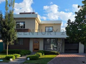 Casa · 266m² · 4 Dormitorios · 2 Cocheras · Casa en Venta Barrio Privado Las Cortaderas