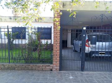 Casa · 96m² · 4 Ambientes · 1 Cochera · Casa en Alquiler de 2 de Dorm.