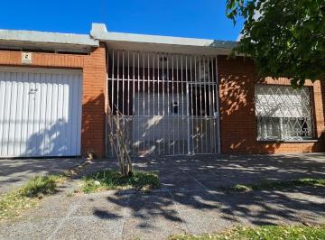 Casa · 200m² · 5 Ambientes · 1 Cochera · Casa Para Desarrollo