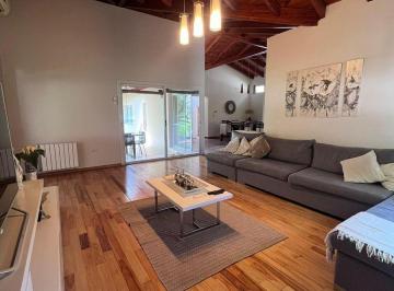 Casa · 270m² · 4 Ambientes · 2 Cocheras · Se Vende Casa en 4 Hojas, Mendiolaza, 3 Dorm., Gran Pileta