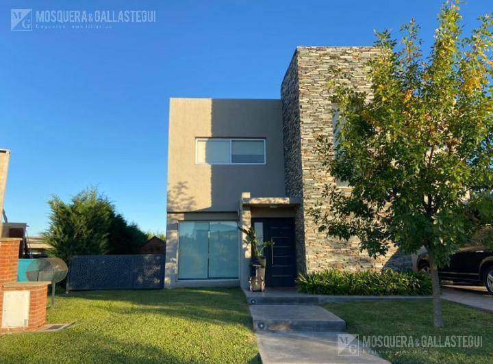 Casa · 205m² · 5 Ambientes · 1 Cochera
