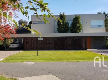 Casa · 400m² · 7 Ambientes · 2 Cocheras · Importante Casa en Venta en El Ombu