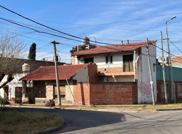 Casa de 3 ambientes, Morón · Casa en Esquina de 2 Dorm, 2 Baños, Patio y Terraza.