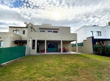 Casa de 6 ambientes, Malagueño · Casa de Categoría en Venta en Tejas 4 - Malagueño con Cochera