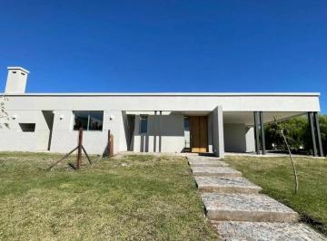 Casa · 220m² · 4 Ambientes · 1 Cochera · Casa en Venta en Santa Elena, Pilar del Este, Pilar