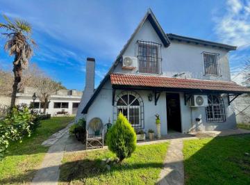 Casa · 190m² · 4 Ambientes · 1 Cochera · Casa 4 Amb en Venta en Ranelagh C/jardin