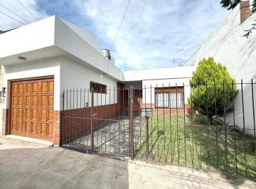 Casa · 140m² · 3 Ambientes · 1 Cochera · Casa en Venta de 3 Ambientes con Garage Patio Quincho con Parrilla en Quilmes Oeste