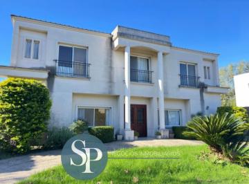 Casa · 230m² · 6 Ambientes · 5 Cocheras · Casa Doble Planta Muy Amplia