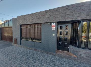 Casa · 195m² · 8 Ambientes · 1 Cochera · Casa en Venta en Los Naranjos