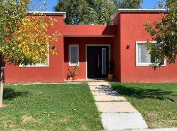 Casa de 4 ambientes, Escobar · Venta Casa Tres Dorm. Galeria con Parrilla Jardin en Santa Isabel Etapa 2