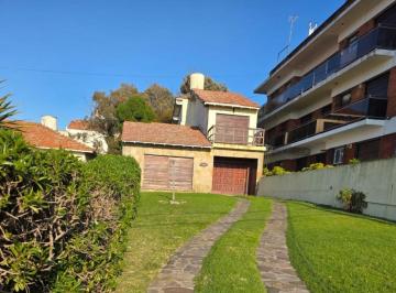 Casa · 220m² · 4 Ambientes · 1 Cochera · Casa 4 Ambientes Frente Al Mar