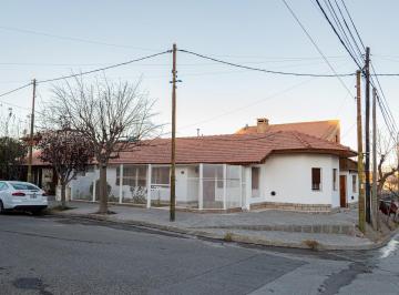 Casa · 353m² · 7 Ambientes · 2 Cocheras · Casa en Confluencia