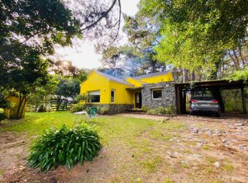 Casa · 160m² · 4 Ambientes · Chalet en Excelente Ubicacion de Mar Azul