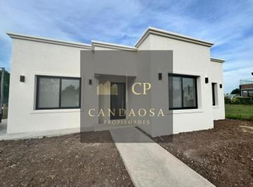 Casa · 130m² · 4 Ambientes · 2 Cocheras · Rbs. Divina Casa en Santa Elisa, Pilar del Este