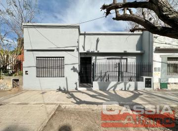 Casa · 130m² · 3 Ambientes · Casa Tres Ambientes y Medio, en Planta Baja con Amplio Patio Semicub y Terraza