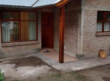 Casa de 2 ambientes, San Martín de los Andes · Cabaña en Venta en El Centro de Sm Andes con Patio y Entrada Para Auto