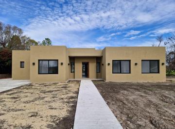 Casa · 240m² · 4 Ambientes · 2 Cocheras · Venta o Alquiler Casa en Lago de Manzanares