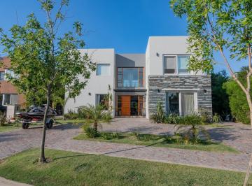 Casa · 330m² · 5 Ambientes · 4 Cocheras · Venta de Casa Exclusiva en Barrio Privado Nuevo Quilmes