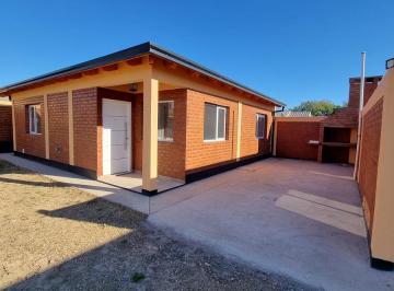 Casa · 90m² · 3 Ambientes · Alquilo Casa 2 Dorm. - Patio con Parrilla - Barrio Los Castaños - Plottier