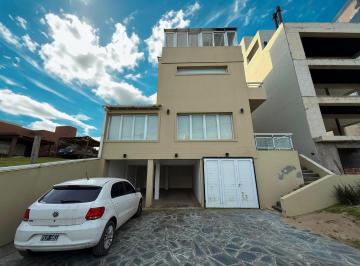 Casa · 218m² · 6 Ambientes · 1 Cochera · Casa en Mar de Ostende