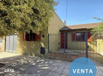 Casa · 70m² · 4 Ambientes · 1 Cochera · Casa de 2 Dorm. en Calle Vistalli y Pasaje N°3, Tandil