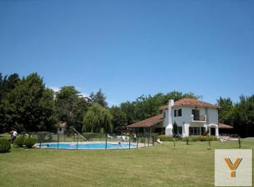 Casa · 450m² · 5 Ambientes · 2 Cocheras · Casa en Venta - 3 Dorm. 2 Baños - 8.295 m² - Los Laureles, Luján