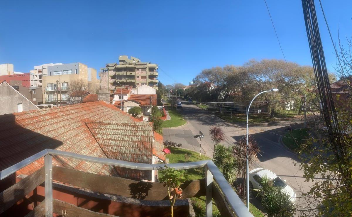 En barrio Punta Mogotes a una cuadra de la playa, encontramos este cómodo Departamento de 2 ambientes a la calle con vista al mar desde el Balcon. El mismo está ubicado en un 2do pido por escalera. Se