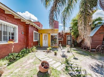 Casa · 137m² · 3 Ambientes · 2 Cocheras · Venta - Casa - 2 Dorm. - Parque, Quincho y Pileta - Ibarlucea