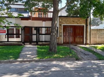 Casa · 288m² · 4 Dormitorios · 2 Cocheras · Casa en Barrio Pizzurno