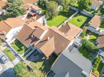 Casa · 225m² · 4 Ambientes · 1 Cochera · Chalet en Guemes de Amplio Parque