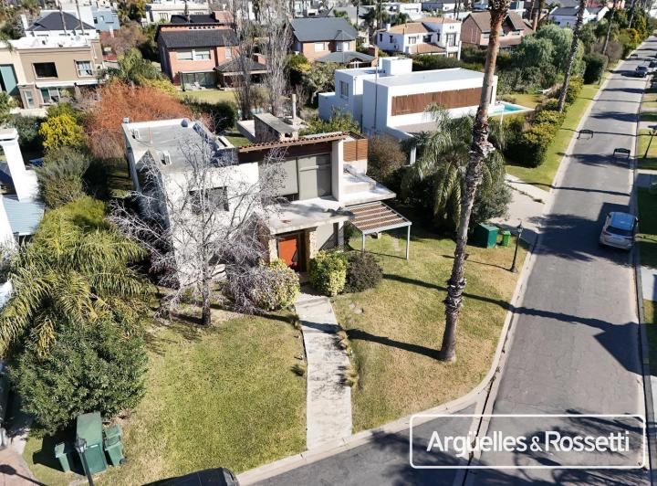 Casa · 296m² · 5 Ambientes · 1 Cochera