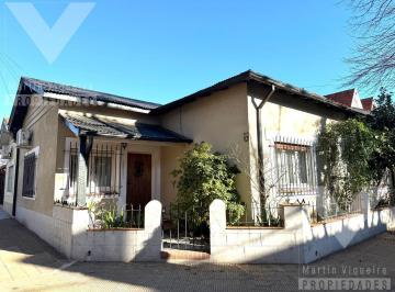 Casa · 100m² · 5 Ambientes · 1 Cochera · Casa en Esquina de Cinco Ambientes con Patio con Parrilla y Cochera