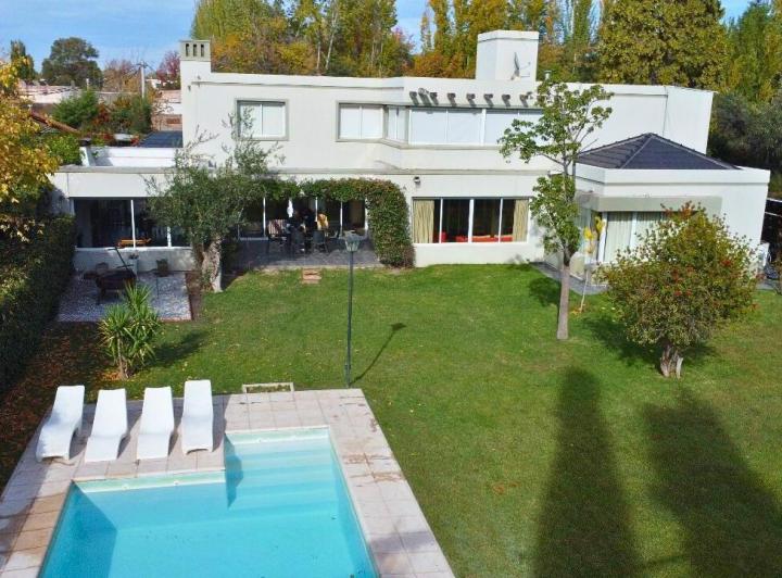 Casa · 332ha · 4 Dormitorios · 4 Cocheras