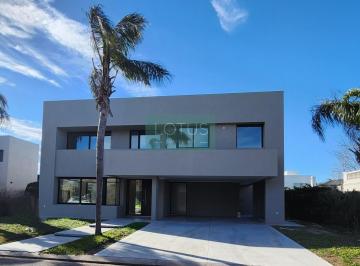 Casa · 120m² · 6 Ambientes · 2 Cocheras · Funes Hills Cadaques. Barrio Cerrado - Funes