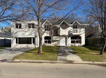 Casa · 350m² · 5 Ambientes · 1 Cochera · Casa Quinta en Venta en Neuquen Capital, Neuquén, Patagonia