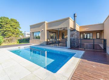 Casa · 185m² · 4 Ambientes · 2 Cocheras · Venta - Casa 4 Ambientes con Pileta y Parrilla - Rúmenco "Las Lomas"