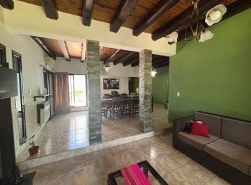 Casa · 230m² · 8 Ambientes · 3 Cocheras · Excelente Casa en Venta Cerca Club de Campo Guaymallen
