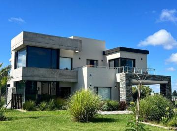 Casa · 336m² · 7 Ambientes · 2 Cocheras · Alquile Casa Area 60 La Victoria Lote 218 Laguna