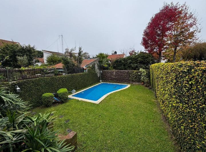 Casa · 375m² · 6 Ambientes · 4 Cocheras