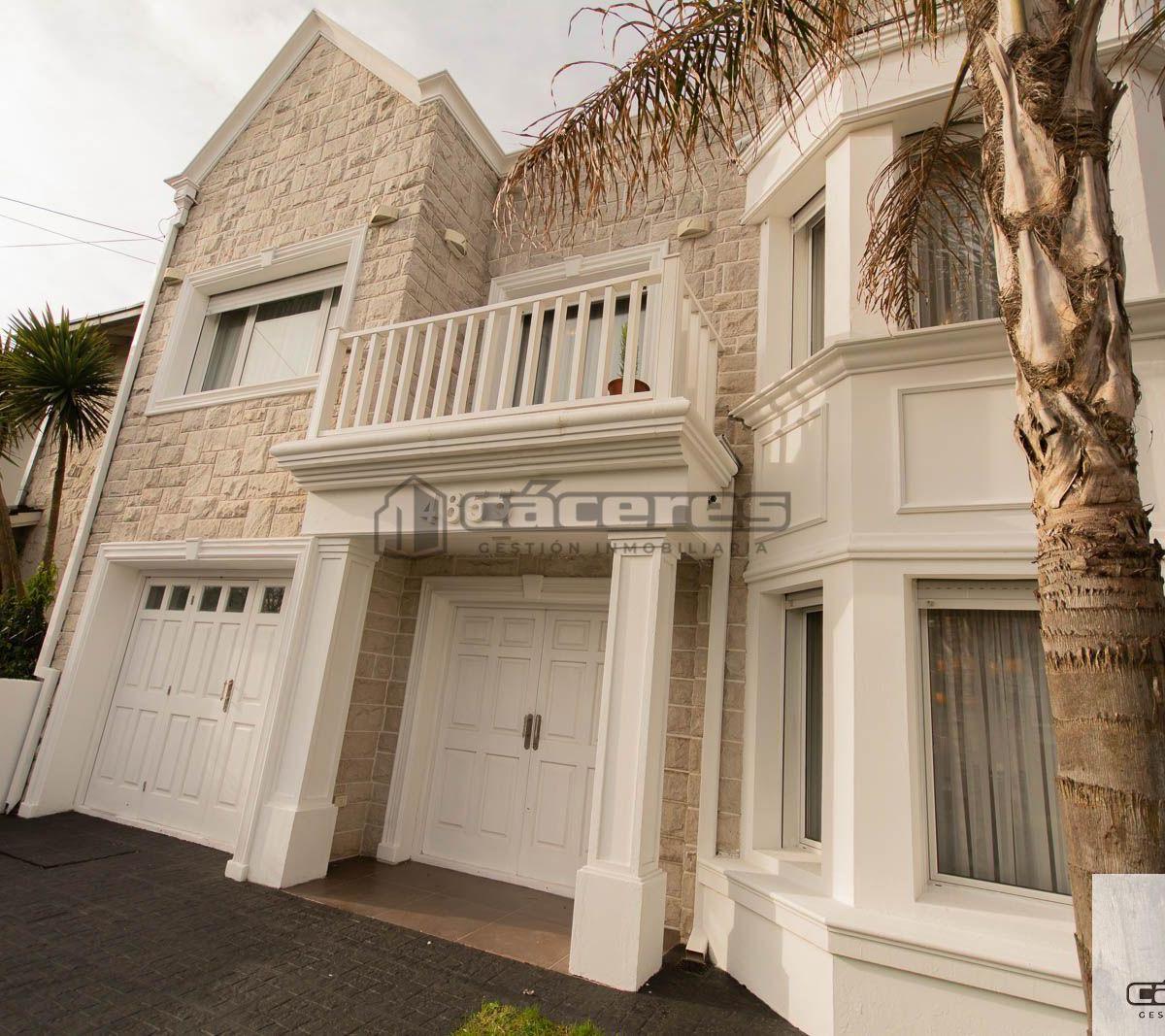 Casa 4 dorm, 220m² con piscina y garage — Parque Luro